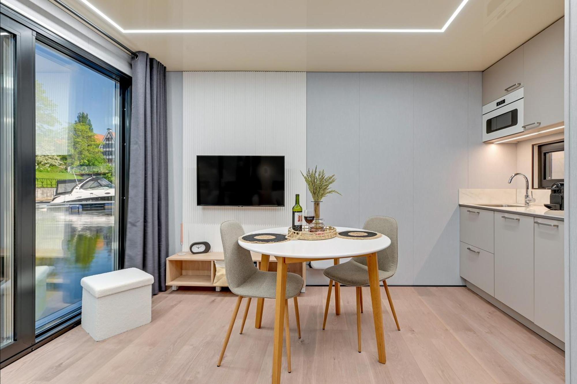 Domy Na Wodzie - La Mare Motlava Houseboats With Sauna By Downtown Apartments กดัญสก์ ห้อง รูปภาพ