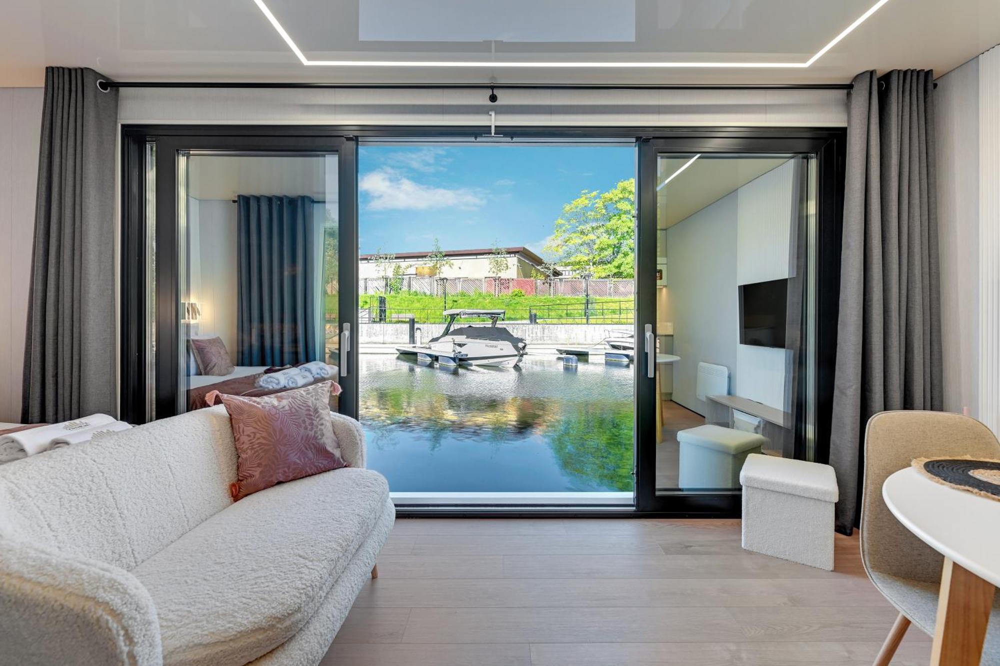 Domy Na Wodzie - La Mare Motlava Houseboats With Sauna By Downtown Apartments กดัญสก์ ห้อง รูปภาพ